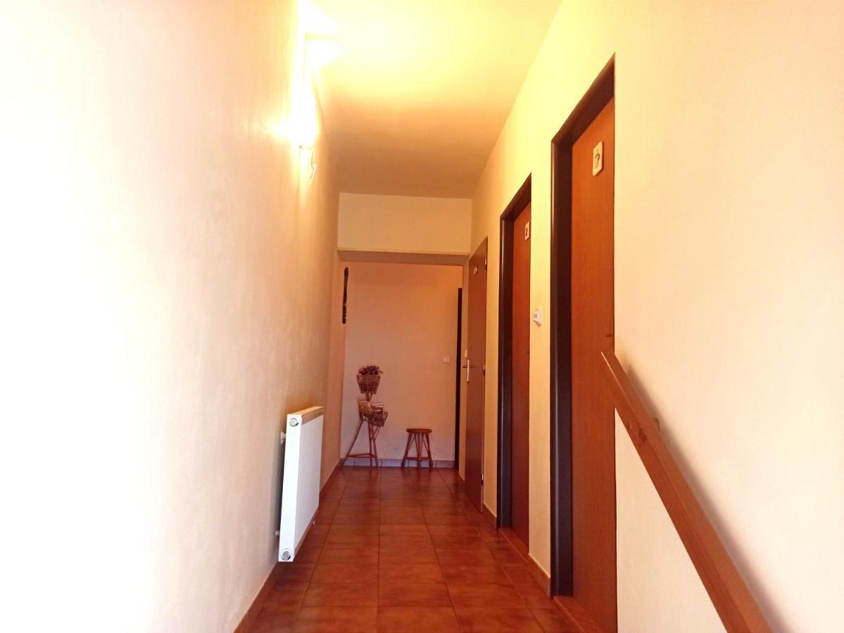 P&P Jicin Apartments - Soukrome 2-3 Luzkove Pokoje S Vlastni Kuchyni A Koupelnou Exterior foto